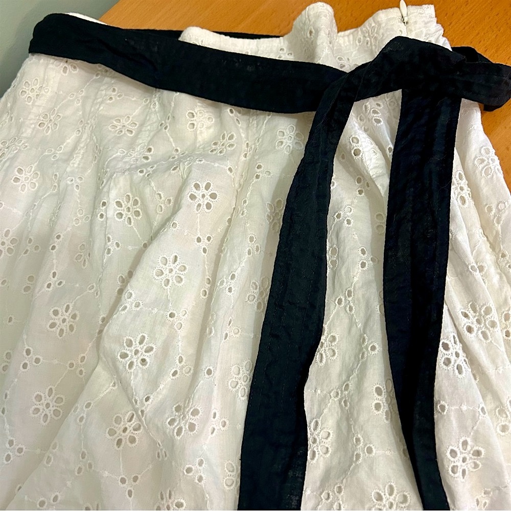EUC BCBGMaxAzria Cream Eyelet cotton Skirt size 2